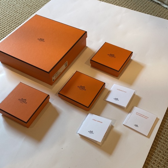 HERMES (4) BOXS AND (4) SMALL BOOKS - Picture 10 of 11